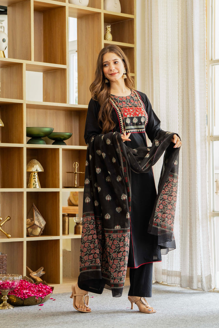 BLACK LACE STRAIGHT SUIT SET