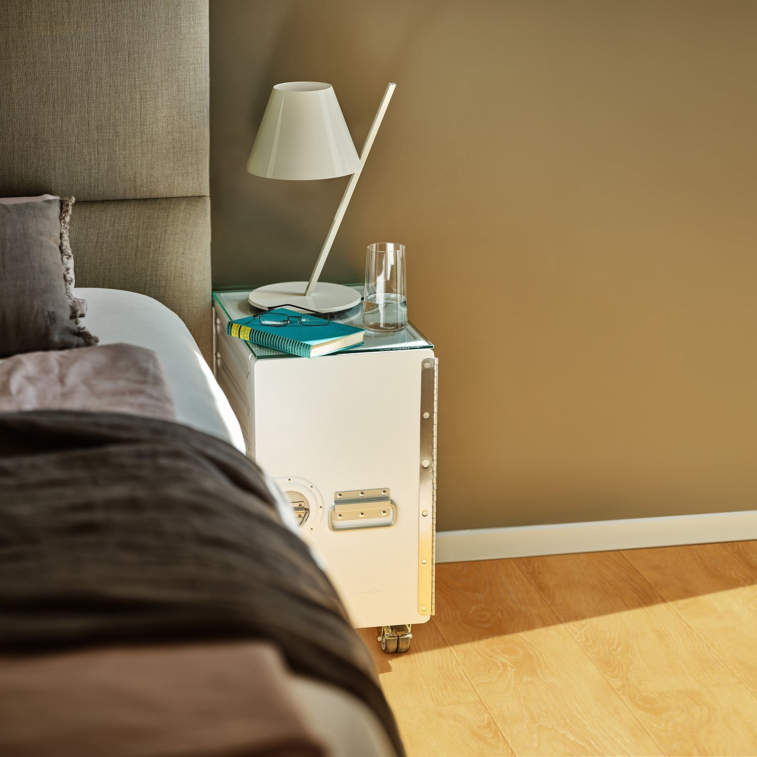 bordbar | box trolley | door hinge left + bedside equipment | white