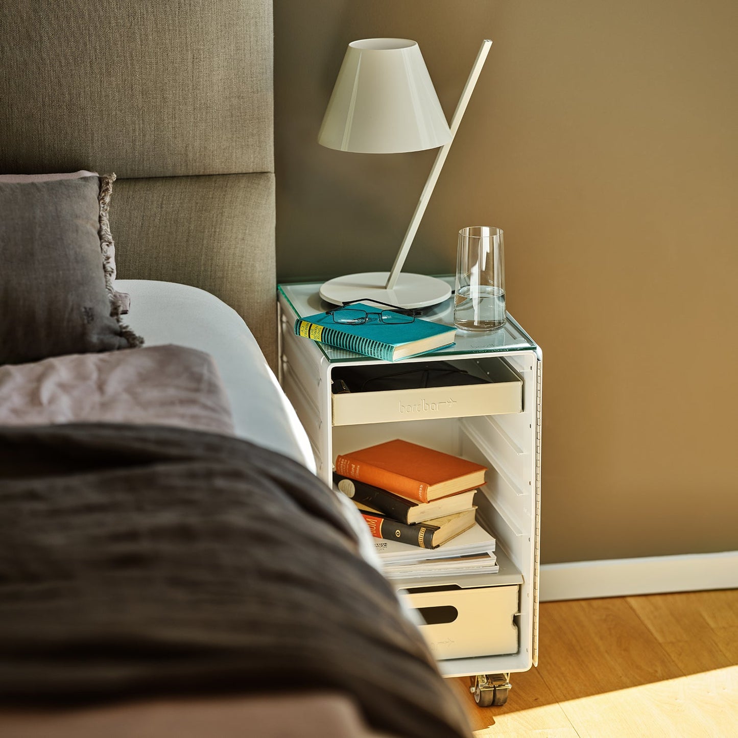 bordbar | box trolley | door hinge left + bedside equipment | white