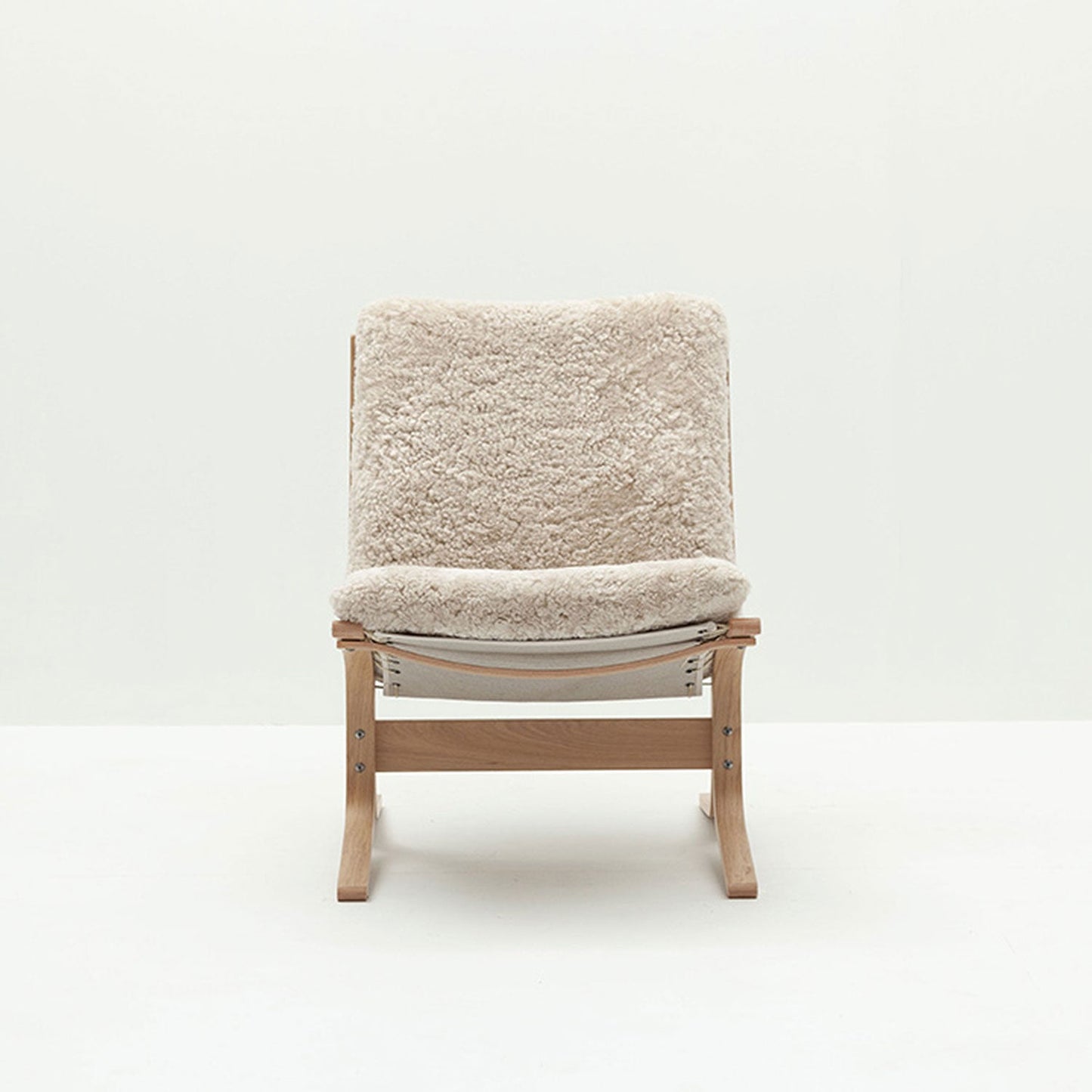 hjelle | siesta ovis 302 OV chair | low back | oak + sheepskin moonlight