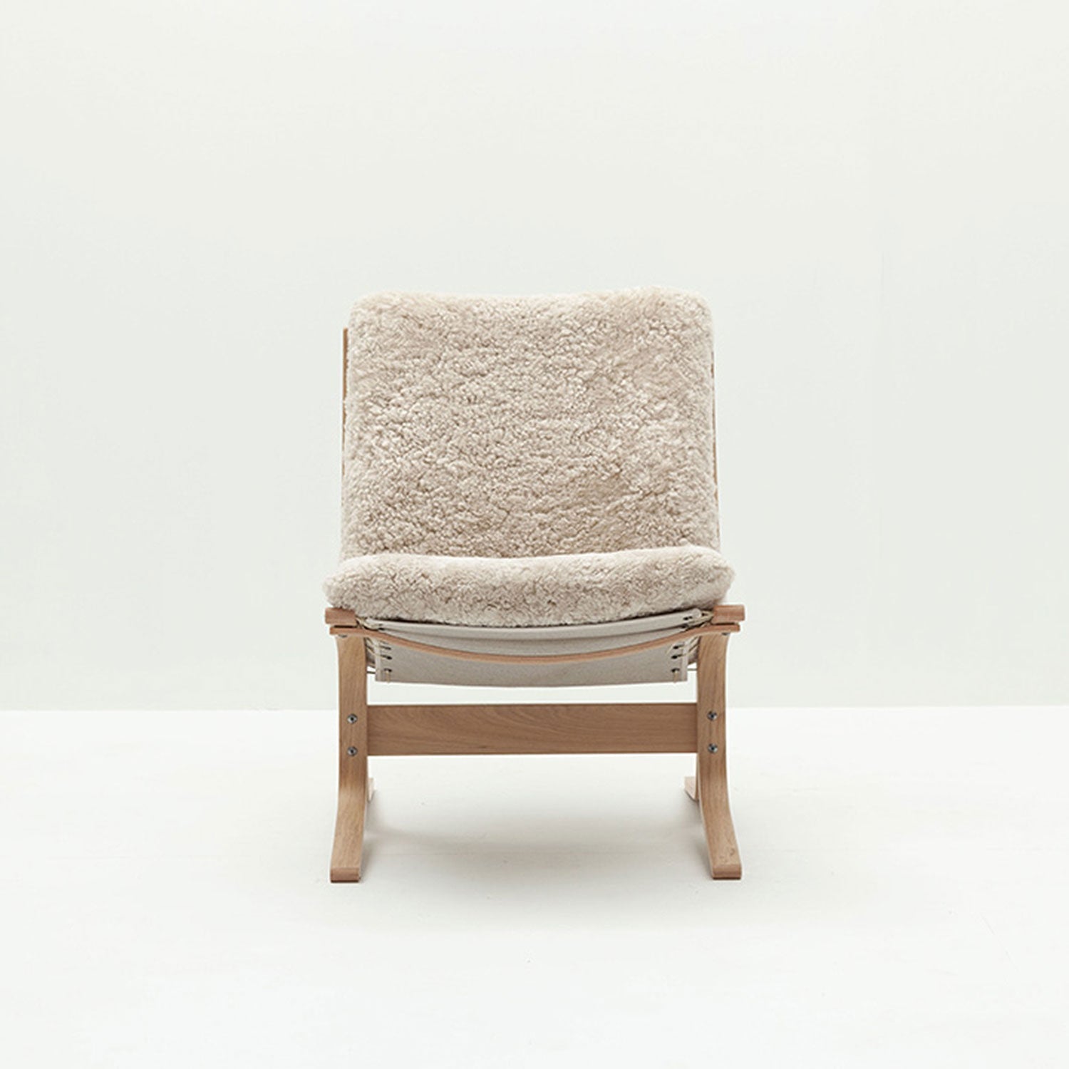 hjelle | siesta ovis 302 OV chair | low back | oak + sheepskin moonlight