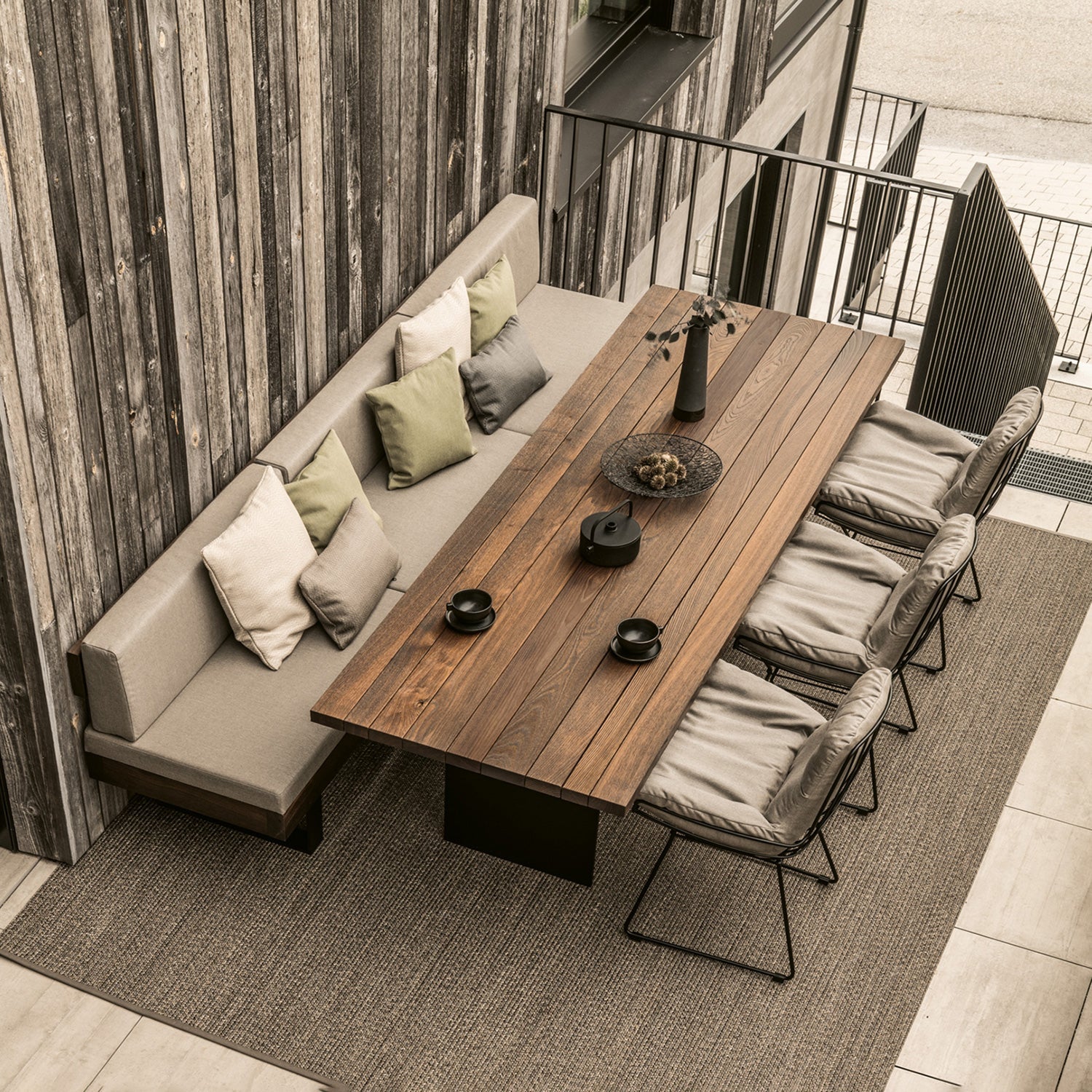 janua | bn 01 outdoor bench with backrest + wedge pillow | brushed chestnut sand + deep black base | natte charcoal chine 270cm